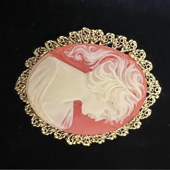 Vintage 1928 Faux Carnelian Cameo Oval
Brooch. Gorgeous, Elegant and Lovely. - Picture 7 of 7